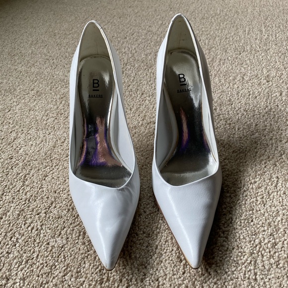 white pumps size 5